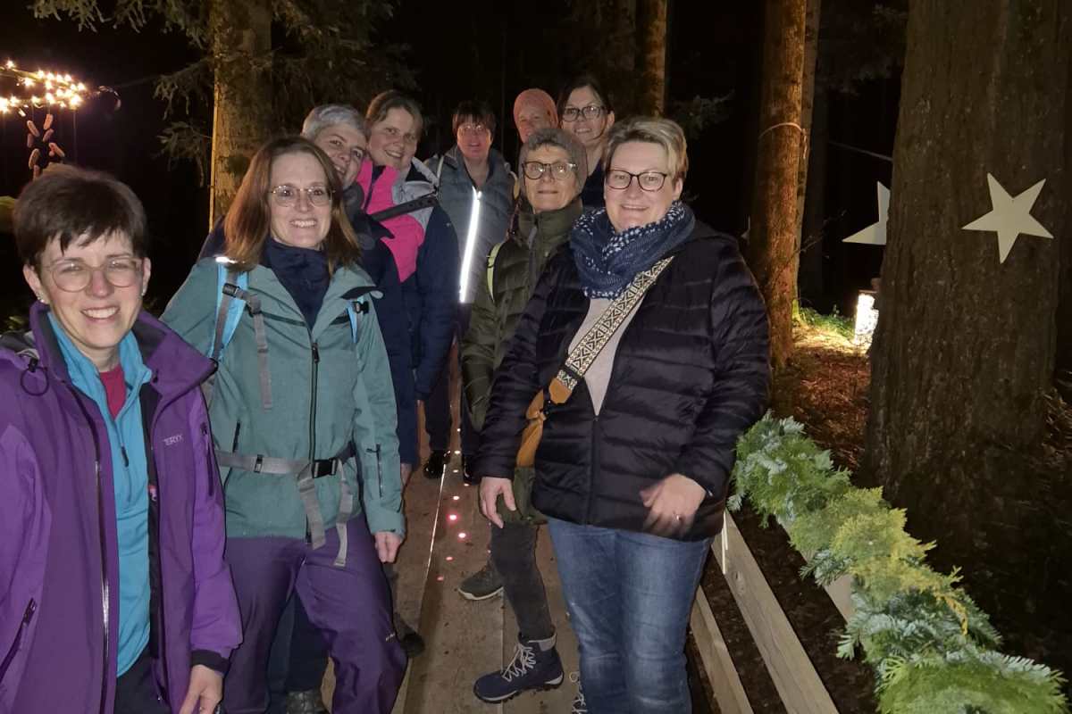 Kerzenlicht-Installationen auf dem Lichterweg in Pfaffnau beim Vereinsausflug der Akkordeonie.