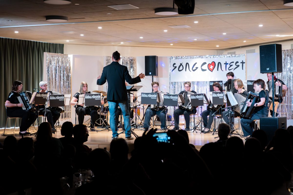 Die Akkordeonie Nebikon auf der «Song Contest»-Bühne ihrer Jahreskonzerte 2025.