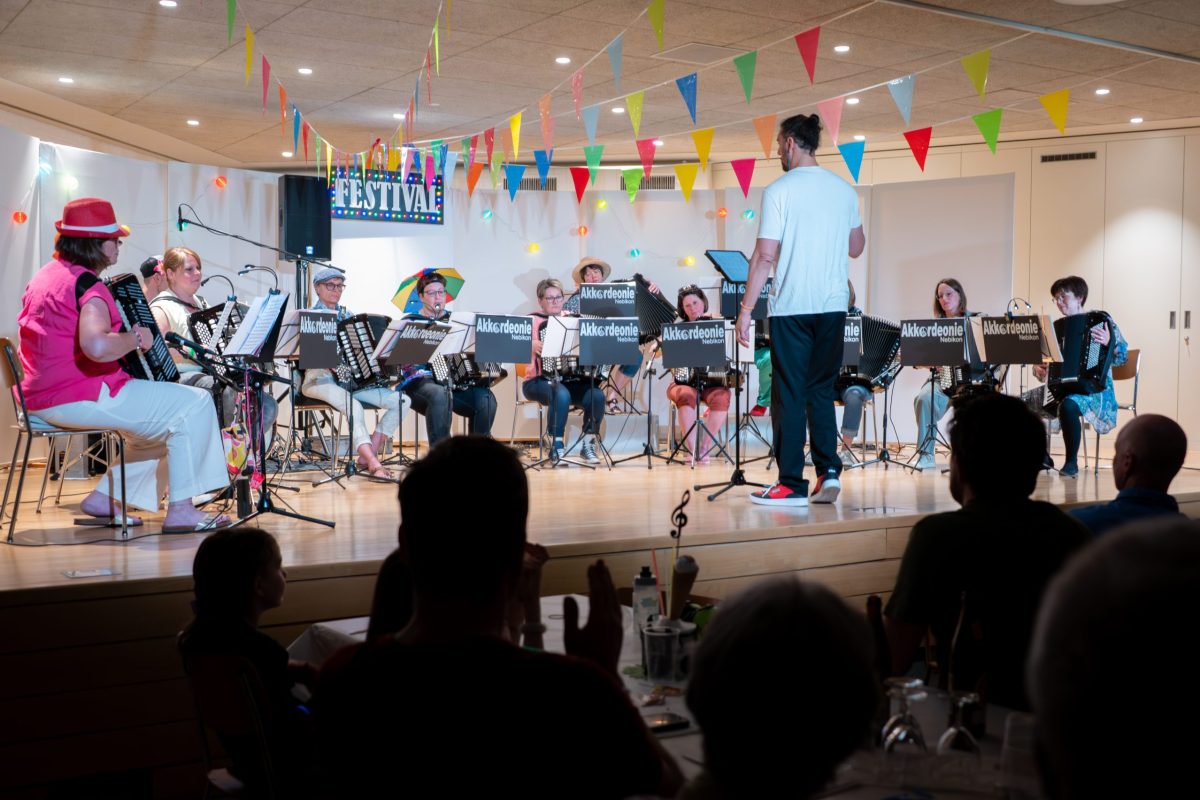 Die Akkordeonie Nebikon auf der mottogerecht geschmückten «Festival»-Bühne im Pfarrsaal.